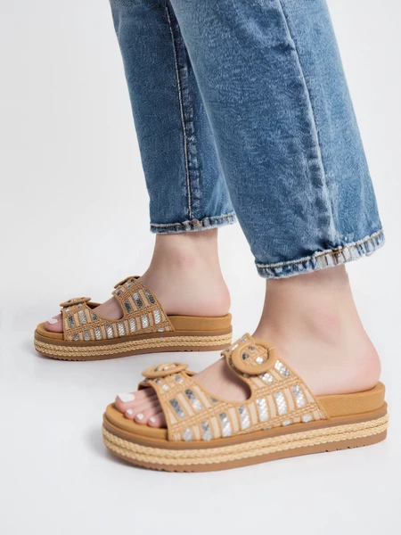 Klapki damskie na koturnie z plecioną cholewką w kolorze Beige