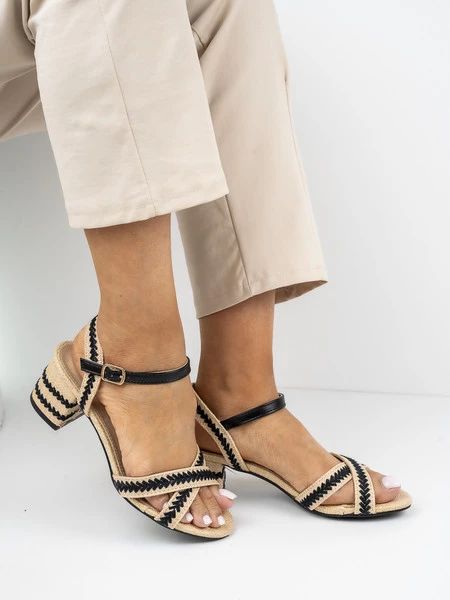 Sandały z paskami i plecionym wzorem w kolorze Black