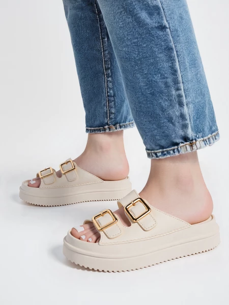 Klapki na koturnie z klamrami White