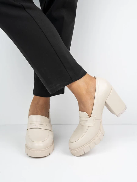 Mokasyny na obcasie z masywną podeszwą w kolorze Beige