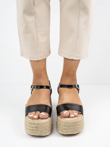 Sandały na koturnie z paskiem i plecioną podeszwą w kolorze Black
