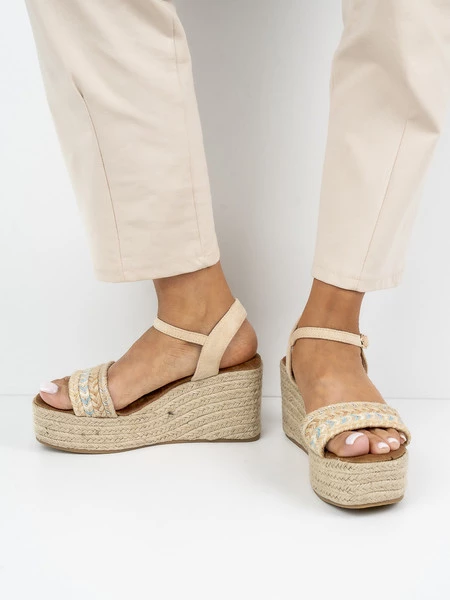 Sandały na koturnie z plecionką w kolorze Beige