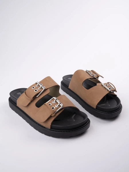 Klapki na koturnie damskie z regulowanymi klamrami w kolorze Camel