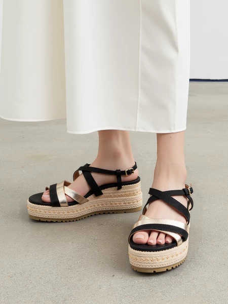 Sandały na koturnie z plecionką w kolorze Black