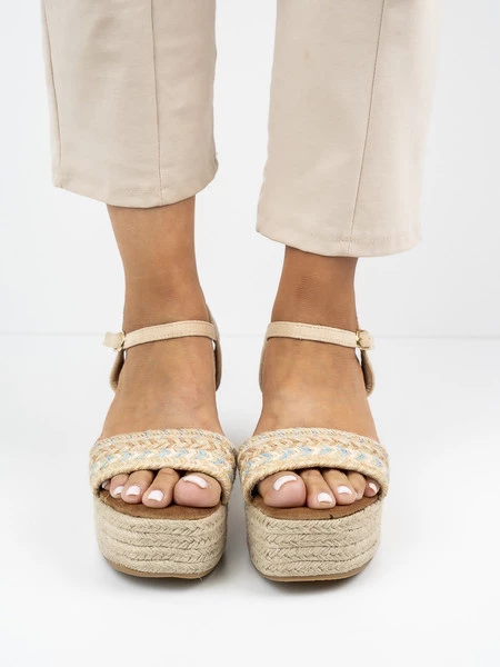 Sandały na koturnie z plecionką w kolorze Beige