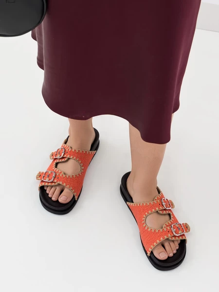 Klapki płaskie z plecionym designem i klamrami Orange