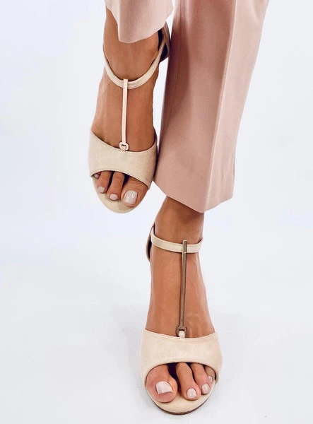 Sandałki na obcasie ze złotą ozdobą FERDI BEIGE