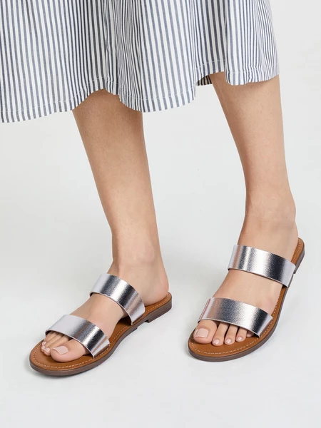 Sandały płaskie skórzane damskie z lustrzanym wykończeniem w kolorze Silver