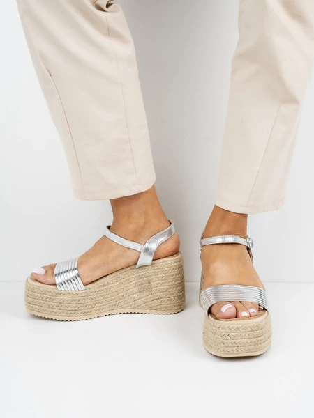 Sandały na koturnie z paskiem w kolorze Silver