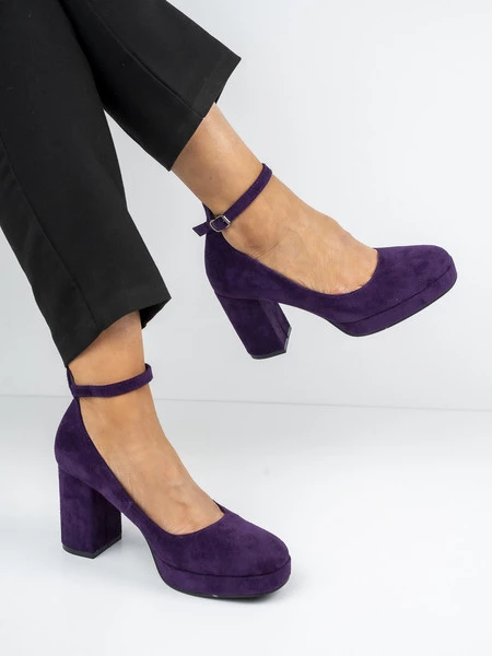 Czółenka na obcasie z paskiem w kolorze Purple