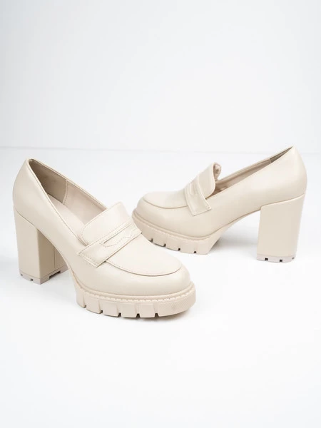 Mokasyny na obcasie z masywną podeszwą w kolorze Beige