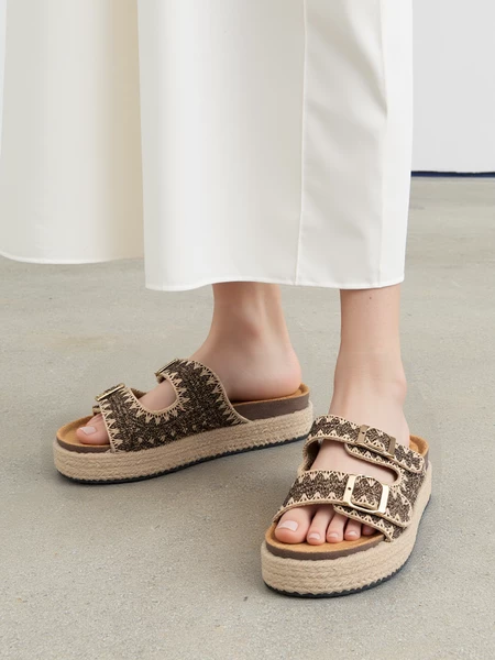 Klapki damskie na koturnie z plecionymi paskami w kolorze Bronze