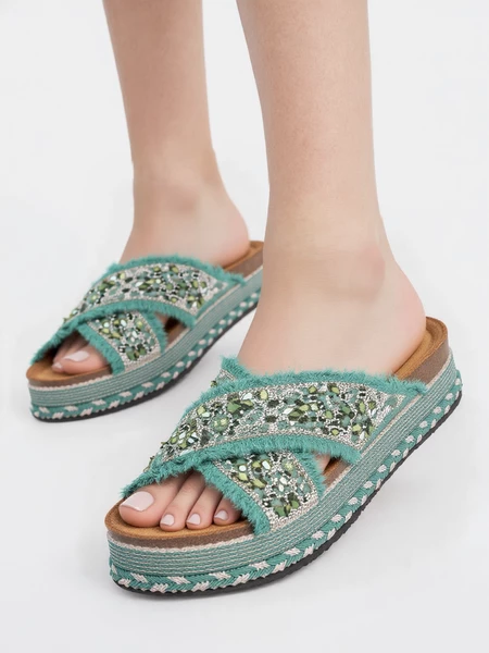 Klapki na koturnie z plecionką GREEN