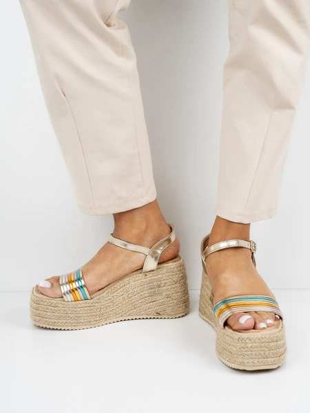 Sandały na koturnie z kolorowymi paskami w kolorze Colorfull