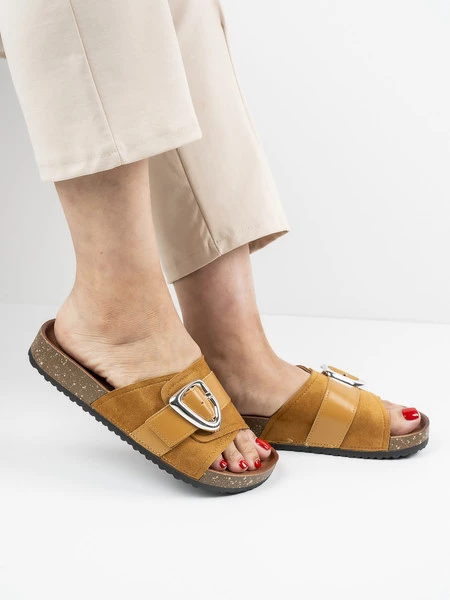 Modne klapki damskie Pepper w kolorze Camel