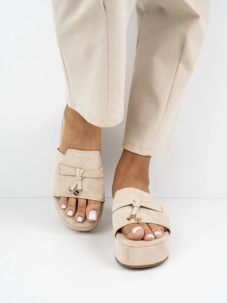 Klapki na koturnie z ozdobą w kolorze Beige