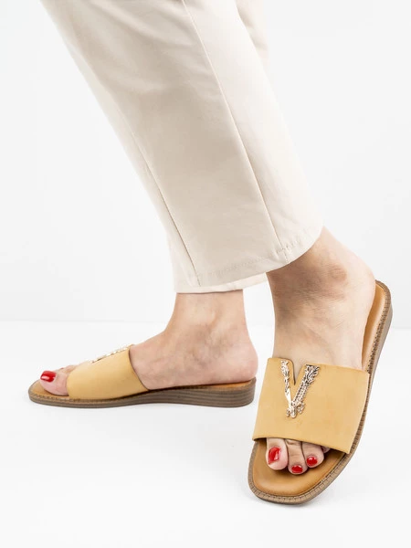 Modne klapki damskie w kolorze Beige