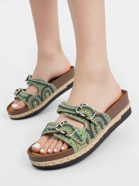 Klapki na koturnie z ozdobnymi klamrami w kolorze Green