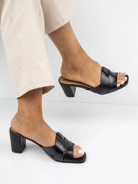 Klapki eleganckie damskie na obcasie z plecionym paskiem w kolorze Black