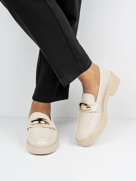 Mokasyny stylowe z metalowym zdobieniem w kolorze Beige