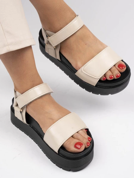 Sandały płaskie damskie z rzepem w kolorze Beige