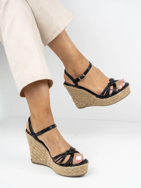 Sandały na koturnie z plecioną podeszwą w kolorze Black