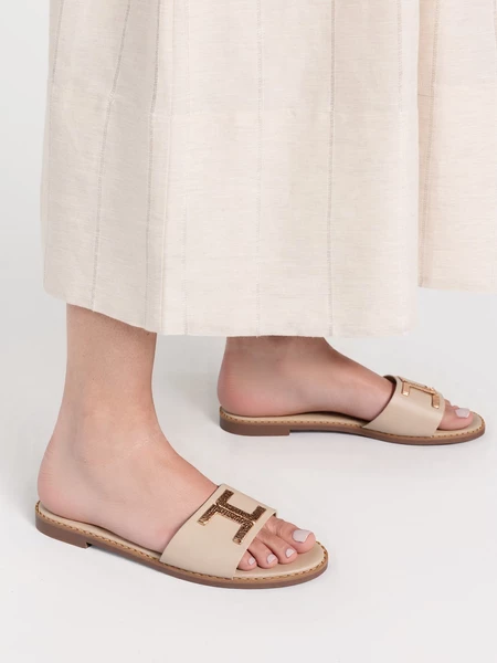 Klapki skórzane damskie z metalicznym zdobieniem Beige