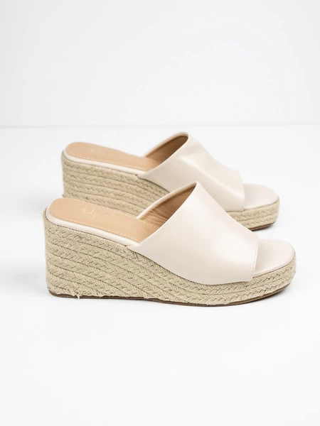 Klapki na koturnie z plecionym detalem w kolorze Beige