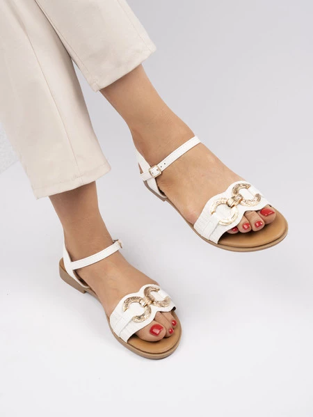 Sandały płaskie z ozdobną klamrą skórzane White