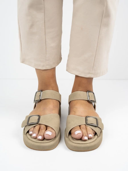 Sandały płaskie damskie z klamrą w kolorze Khaki