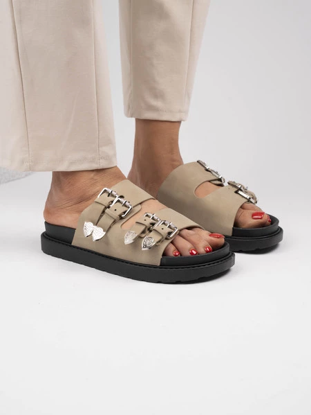 Klapki na koturnie z ozdobnymi klamrami Khaki