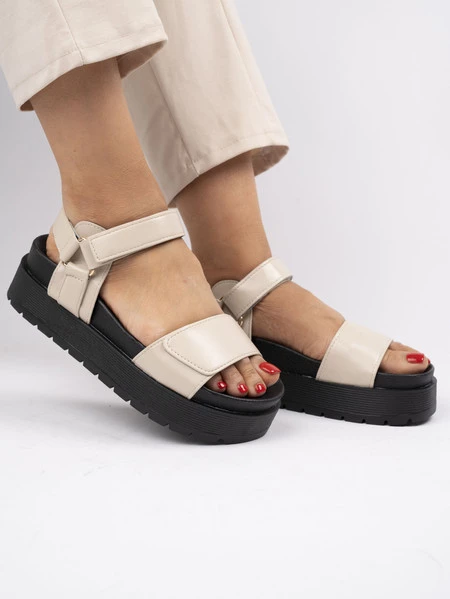 Sandały płaskie damskie z rzepem w kolorze Beige