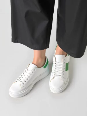 biały z zielonym akcentem