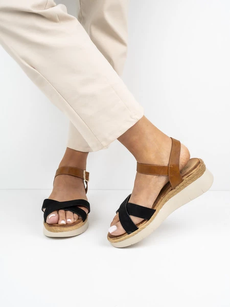 Sandały na koturnie z paskami krzyżowymi w kolorze Black