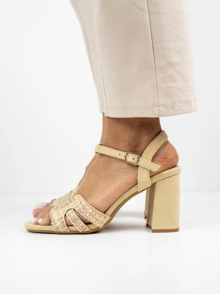 Sandały z obcasem i ozdobnym paskiem w kolorze Beige