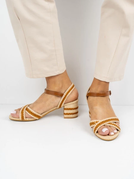 Sandały z paskami plecione eleganckie w kolorze Camel