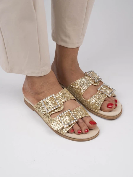 Klapki damskie brokatowe z ozdobnymi klamrami w kolorze Gold